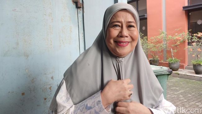Hanya Bisa Lihat Pakai Satu Mata, Dewi Yull Pernah Jatuh dari Tangga 2,5 Meter