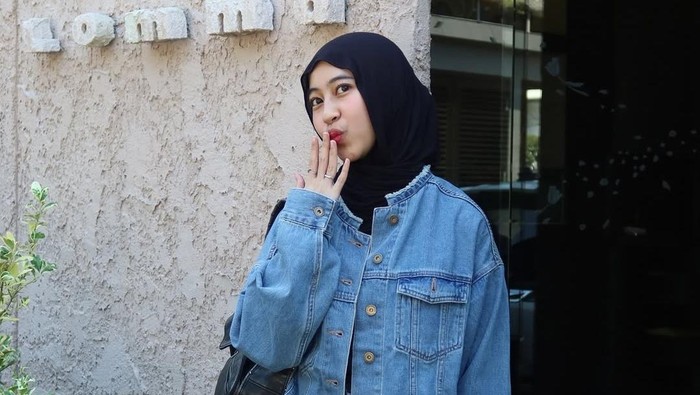 img-title Get The Look: Ide Gaya Casual dengan Jaket Denim ala Adiba Khanza
