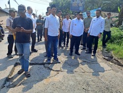 Gubernur Andra Soni Tinjau Jalan Berlubang Rawan Kecelakaan di Maja