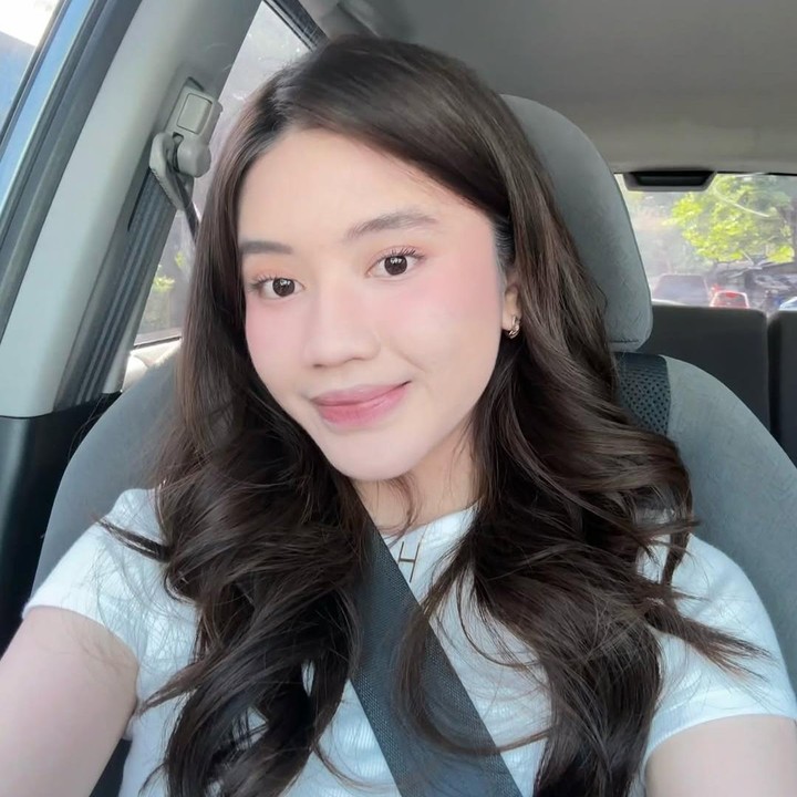 <p>Di usia yang menginjak 21 tahun, paras dan penampilan Hassya kerap mencuri perhatian. Banyak netizen meninggalkan komentar pujian terkait paras Hassya yang cantik. "Suka banget sama hasya cantik nya alami banget, gak neko&sup2;...cara berpakaian nya pun sopan banget," tulis akun @ga***. "Masyallah cantik bangt," ujar @sa***. (Foto: Instagram @hassyaa_r)</p>
