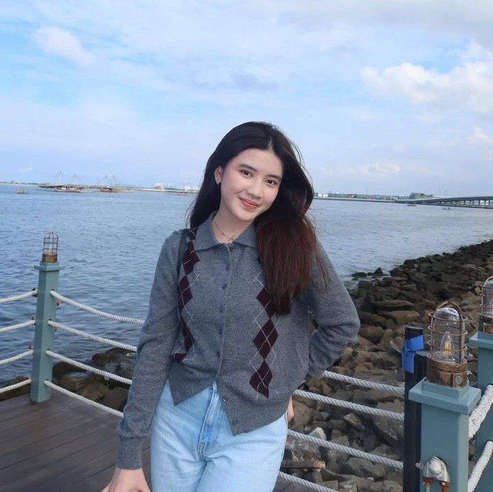 <p>Hassya Sabri adalah anak sambung Irish Bella dari pernikahannya dengan pengusaha Haldy Sabri. Hassya adalah anak kedua Haldy dari pernikahan pertamanya. Ibunda Hassya diketahui telah meninggal dunia sebelum sang ayah menikah lagi dengan Irish Bella. (Foto: Instagram @hassyaa_r)</p>