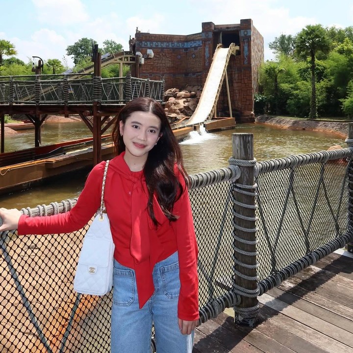 <p>Hassya saat ini tengah menempuh pendidikan di Fakultas Kedokteran, Universitas Diponegoro. Hassya resmi menjadi mahasiswa kedokteran sejak tahun 2023, Bunda. (Foto: Instagram @hassyaa_r)</p>