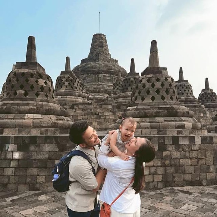 <p>Selama di Magelang, Jessica dan sang suami, Yakup Hasibuan, terlihat menikmati waktu bersama. Kiarra tampak begitu senang berada di pelukan Bunda yang penuh kasih. "Pelarian kecil ke Magelang bareng orang-orang tercinta," tulis Jessica melalui unggahan Instagramnya, Kamis (04/07/2025). (Foto: dok. instagram@jscmila)</p>