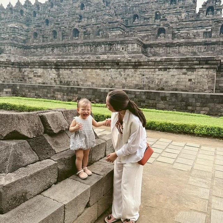 <p>Aktris Jessica Mila menghabiskan waktu bersama keluarga kecilnya dengan liburan ke Magelang, Jawa Tengah, baru-baru ini. Liburan ini menjadi momen spesial karena sang putri, Kyarra Arunika Hasibuan, turut serta menikmati keindahan budaya Indonesia. (Foto: dok. instagram@jscmila)</p>