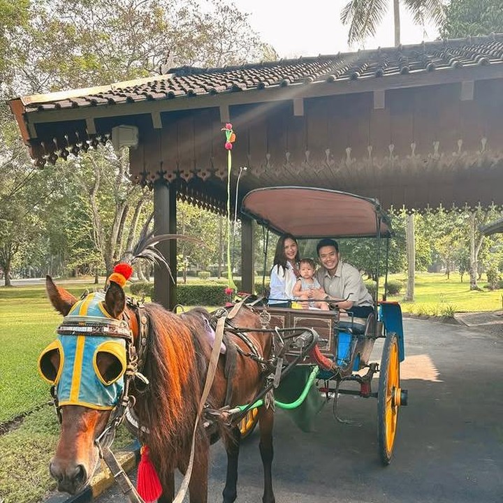 <p>Tak hanya itu, keluarga kecil ini juga menikmati serunya menaiki delman di sekitar area wisata. Ekspresi bahagia pun terpancar dari wajah mereka ya, Bunda. (Foto: dok. instagram@jscmila)</p>