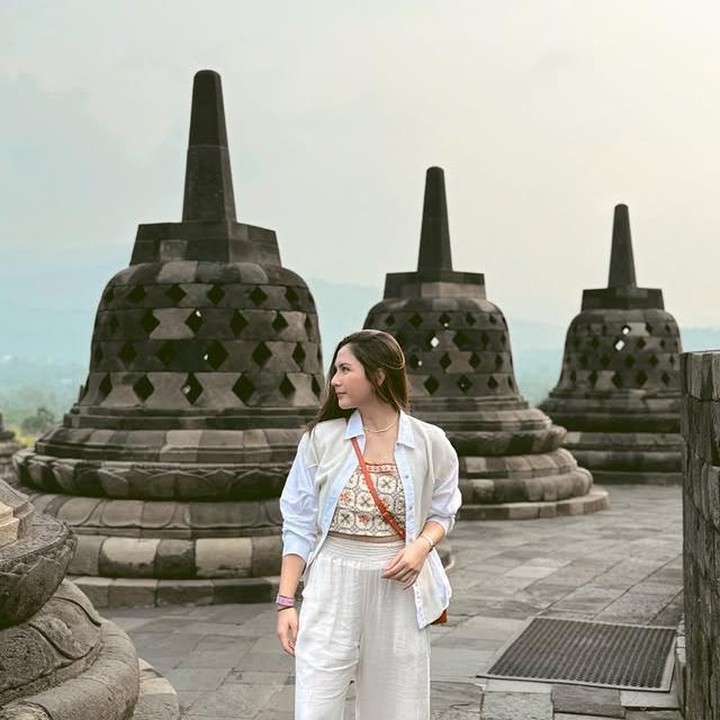 <p>Jessica juga sempat menikmati momen <em>candid</em> dengan latar suasana tenang Candi Borobudur. Potret dirinya yang tampak khidmat seolah menyatu dengan keindahan di sekitarnya. (Foto: dok. instagram@jscmila)</p>