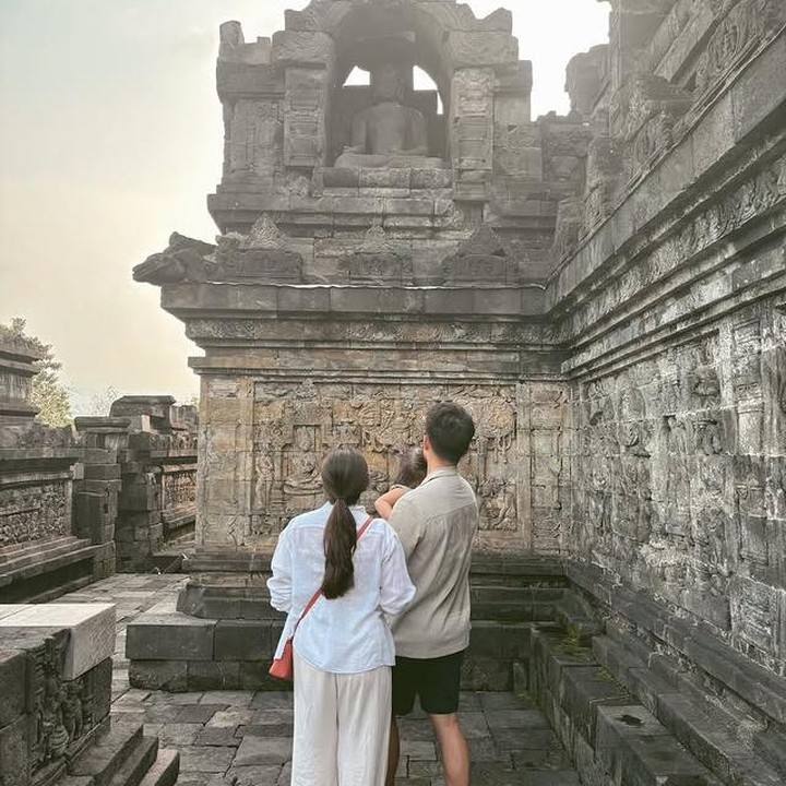 <p>Liburan ditutup manis dengan momen bertiga saat melihat ukiran candi. Momen ini tentunya juga jadi bentuk perkenalan Kiarra pada budaya Tanah Air sejak dini. (Foto: dok. instagram@jscmila)</p>