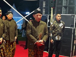 Kapolri Hadiri Pagelaran Wayang Kulit Amartha Binangun, Lestarikan Budaya Indonesia