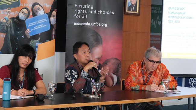 Laporan UNFPA dan BKKBN mengungkap krisis fertilitas di Indonesia, banyak orang ingin anak, namun terhambat faktor ekonomi dan sosial.