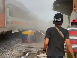 Video: Detik-detik KA Ambarawa Tabrak Forklift di Surabaya