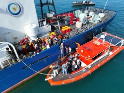 KKP Kerahkan Kapal Pengawas Angkut Warga Pulau Enggano