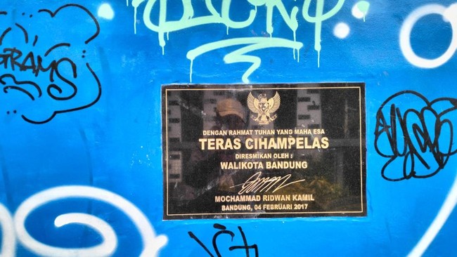 Farhan enggan berkomentar b anyak dan menyarankan menanyakan rencana pembongkaran itu kepada Gubernur Jabar saja. Dia bilang yang minta bongkar adalah gubernur.