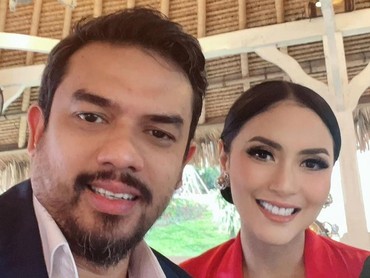 img-title Istri Viral Diduga Minta Fasilitas untuk Tur Eropa, Segini Gaji Menteri UMKM Maman Abdurahman