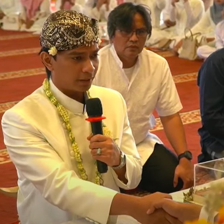 <p>Setelah sang kakak mewalikan Megawati, Dio pun langsung mengucap ijab kabul dengan lantang hanya dari satu tarikan napas. &ldquo;Saya terima nikah dan kawinnya Megawati Hangesti Pertiwi binti Maksum dengan maskawin tersebut dibayar tunai,&rdquo; ucap Dio, dikutip dari kanal <em>YouTube Megawati Smash Up</em>.&nbsp;(Foto: YouTube Megawati Smash Up)</p>