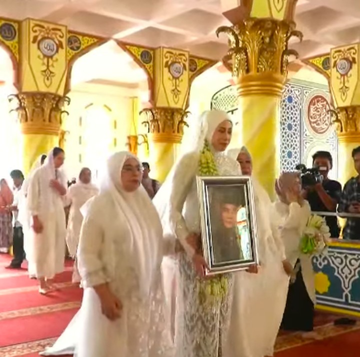 <p>Para saksi pun sontak langsung mengatakan &ldquo;Sah!&rdquo; dan dilanjutkan dengan membaca doa. Setelah prosesi ijab kabul selesai, Megawati yang didampingi ibunda dan ibu mertuanya berjalan ke arah sang suami sambil membawa foto mendiang ayahnya.&nbsp;(Foto: YouTube Megawati Smash Up)</p>