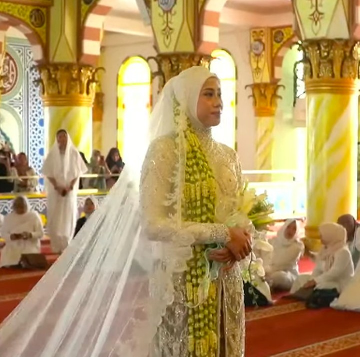 <p>Perempuan 25 tahun yang tampil menawan mengenakan kebaya berwarna putih ini tampaknya tak bisa menyembunyikan perasaan bahagia sekaligus harunya. Megawati pun terlihat mengusap air matanya.&nbsp;(Foto: YouTube Megawati Smash Up)</p>