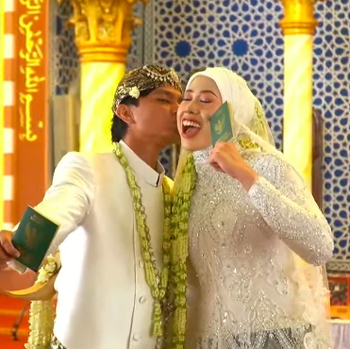 <p>Setelah menjalani hubungan yang cukup lama, dari sebelum Megawati masuk Red Sparks Juli 2023, akhirnya pasangan ini tersenyum bahagia sambil memamerkan buku nikah. Kita doakan agar hubungan pernikahan mereka langgeng dan penuh kebahagiaan, ya, Bunda.&nbsp;(Foto: YouTube Megawati Smash Up)</p>