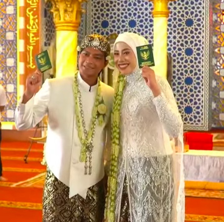 <p>Kabar bahagia datang dari altet voli Megawati Hangestri Pertiwi yang telah resmi dinikahi atlet renang, Dio Novandra. Akad nikah tersebut diselenggarakan di Masjid Roudhotul Muchlisin, Kaliwates, Jember, Jawa Timur, Jumat (4/7/2025). (Foto: YouTube Megawati Smash Up)</p>