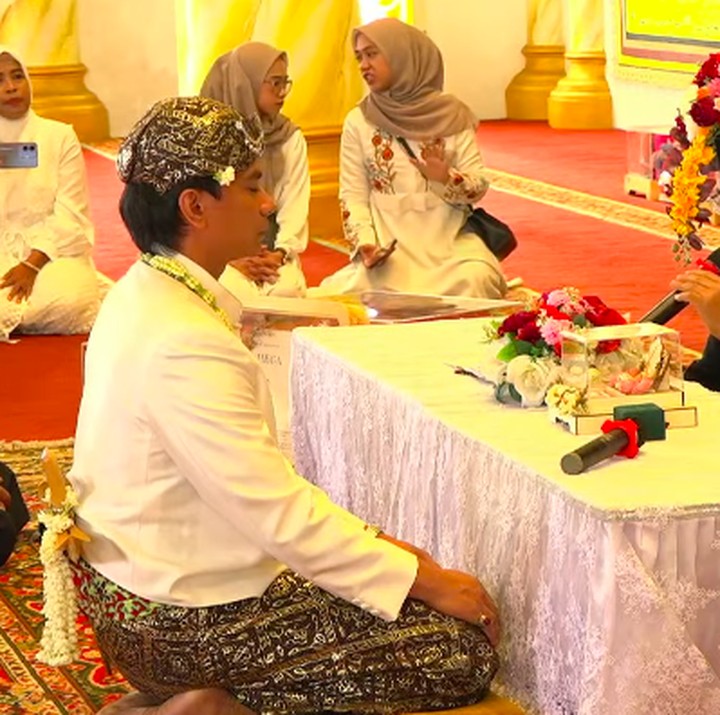 <p>Kakak Megawati, Bagus Kurniawan Akbar, menggantikan mendiang ayahnya untuk menjadi wali sang adik. Ada pun maskawin pernikahan Mega dan Dio, yaitu seperangkat alat salat dan uang tunai sebesar Rp4.725.000, serta emas dengan berat 8 gram.&nbsp;(Foto: YouTube Megawati Smash Up)</p>