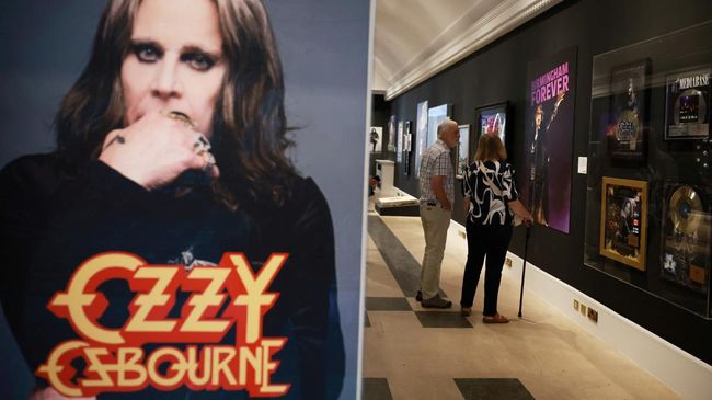 Dari Elton John, Jon Bon Jovi, hingga Foo Fighters ikut berduka Ozzy Osbourne meninggal dunia dalam usia 76 tahun pada Selasa (22/7).