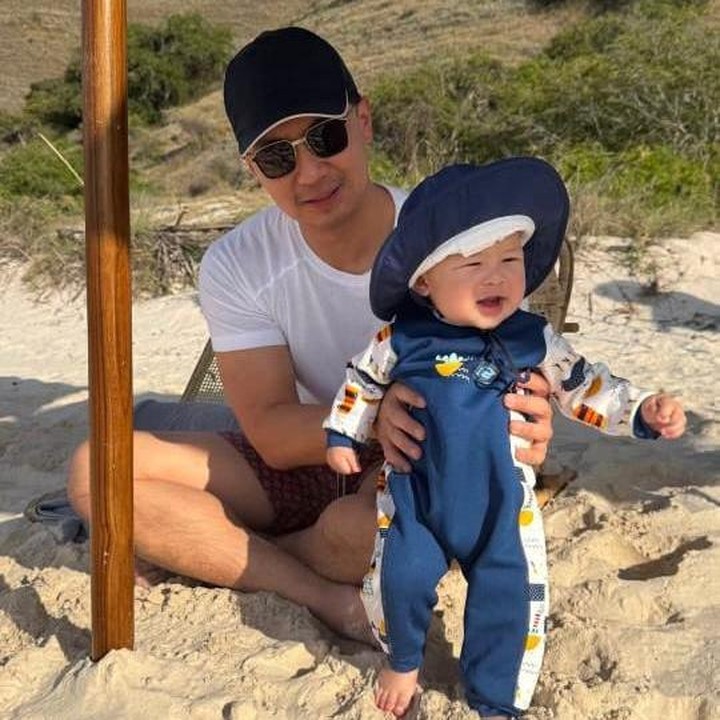 <p>Tak kalah lucu, Nael juga tampak girang saat menginjak pasir pantai untuk pertama kalinya. <em>Outfit</em> biru dan topi kecilnya sukses bikin gemas, ya! (Foto: dok. instagram@nikitawillyofficial94)</p>