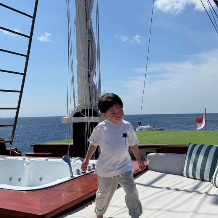 <p>Merayakan ulang tahun ke-31, Nikita Willy memilih liburan ke Labuan Bajo bareng keluarga. Bersama sang suami, Indra Priawan, serta kedua anaknya, Issa dan Nael, Nikita menikmati serunya berlayar di kapal phinisi. (Foto: dok. instagram@nikitawillyofficial94)</p>