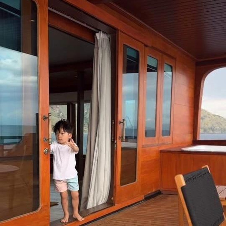 <p>Salah satu momen hangat lainnya adalah ketika Nikita mengabadikan Issa yang baru bangun tidur di atas kapal. Isa tampak menghampiri sang Bunda. (Foto: dok. instagram@nikitawillyofficial94)</p>