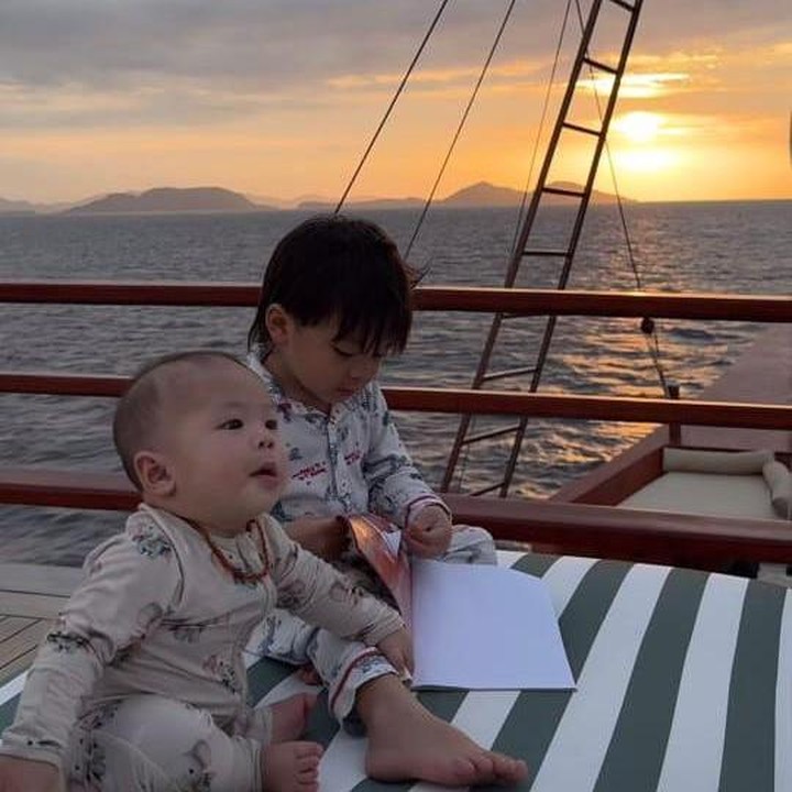 <p>Liburan manis ini ditutup dengan pemandangan <em>sunset</em> yang begitu indah. Nikita pun mengabadikan momen Issa dan Nael di bawah langit jingga sebagai kenangan manis mereka. (Foto: dok. instagram@nikitawillyofficial94)</p>