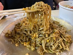 Pad Mie Siram: Nikmatnya Pad Thai dengan Siraman Kuah Gurih yang Unik