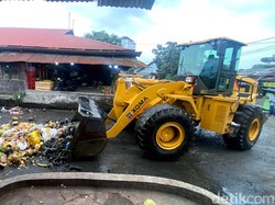 90 Ton Tumpukan Sampah di Pasar Gedebage Dibersihkan
