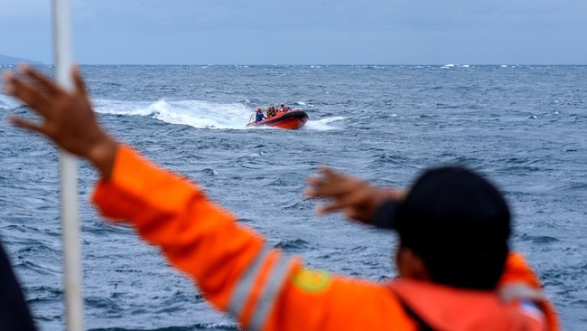 Tim SAR masih mencari korban KMP Tunu Pratama Jaya di Selat Bali. Fokus pencarian di permukaan, meski ada dugaan korban terjebak di dalam kapal.