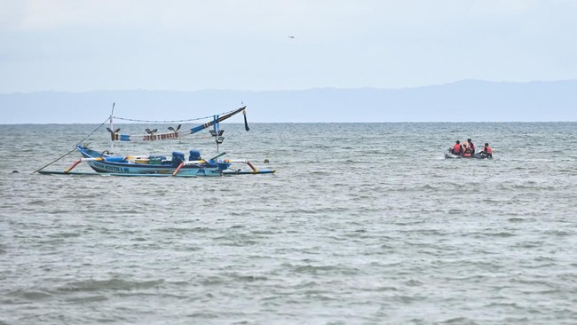 KNKT investigasi tenggelamnya KMP Tunu Pratama Jaya di Selat Bali. Pengumpulan data dari korban selamat penting untuk memetakan kronologi kejadian.
