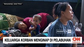 VIDEO: Keluarga Korban KMP Tunu Pratama Jaya Menginap di Pelabuhan