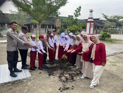 Penghijauan di Sekolah, Polisi di Meranti Riau Ajak Anak SD Tanam Pohon