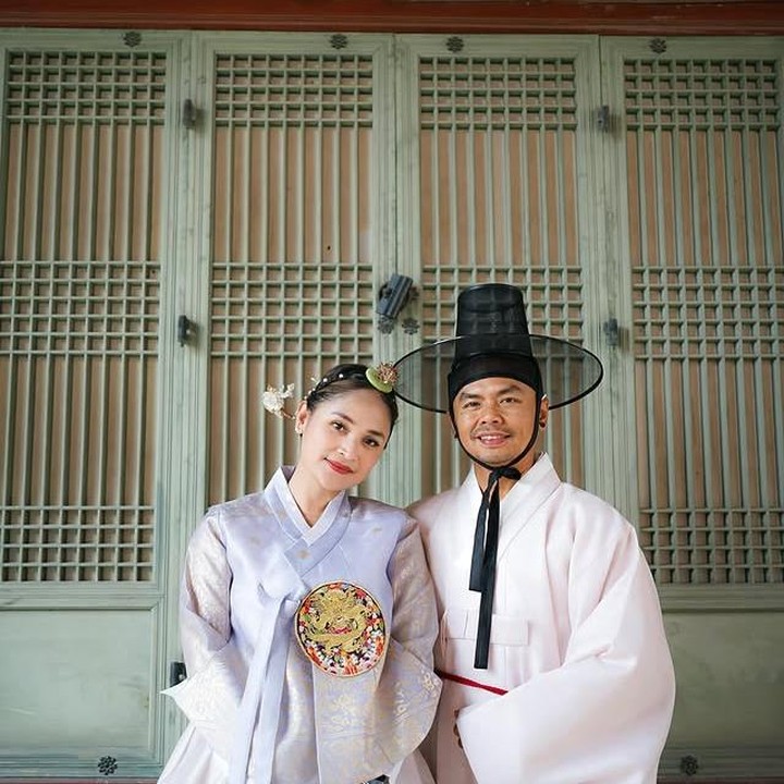<p>Dalam salah satu potret, Wendi dan Ayu sama-sama tersenyum manis saat mengenakan hanbok. Ekspresi hangat keduanya sukses menciptakan suasana yang romantis. (Foto: dok. instagram@wendicagur)</p>
