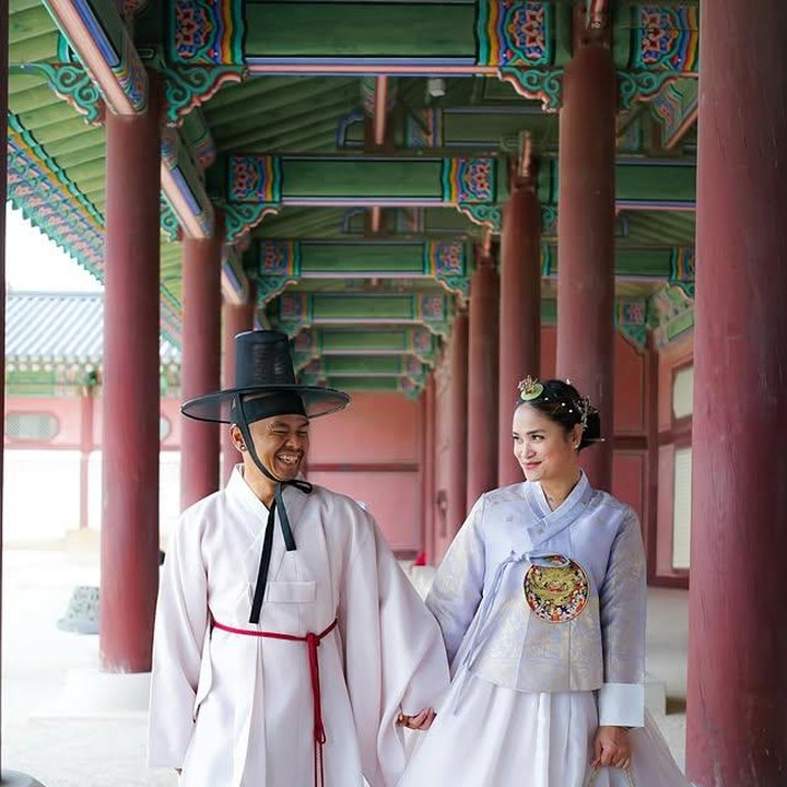 <p>Wendi Cagur tengah menikmati liburan ke Korea Selatan bersama sang istri, Ayu Natasya. Lewat unggahan terbarunya, Wendi tampil kompak memakai hanbok tradisional yang langsung mencuri perhatian karena nuansanya sangat romantis. (Foto: dok. instagram@wendicagur)</p>