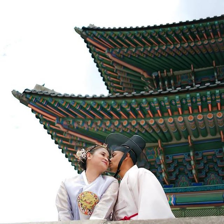 <p>Selain itu, ada juga momen saat Wendi mencium kening sang istri, menambah kesan mesra dalam balutan hanbok elegan. "Aku mencintaimu," tulis Wendi lewat unggahan Instagramnya, Jumat (04/07/2025). (Foto: dok. instagram@wendicagur)</p>