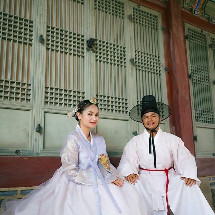 <p>Dalam potret lainnya, Wendi terlihat gagah saat duduk dengan tenang mengenakan hanbok bersama sang istri. Gayanya terlihat sangat percaya diri, ya. (Foto: dok. instagram@wendicagur)</p>