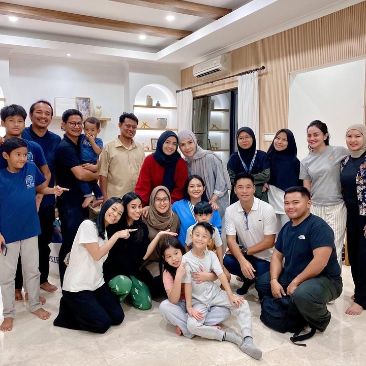 <p>Melalui unggahan di Instagram, Rini membagikan momen haru saat pamit dengan keluarga dan sahabat terdekat. Rini berharap keputusannya untuk pindah ini bisa menjadi awal baru bagi keluarga kecilnya. "Jakarta, ini bukan perpisahan selamanya, tapi waktunya pergi. Hari ini kami meninggalkan kota yang membesarkan kami. Suara, kekacauan, kehangatan&hellip;semua kami bawa di hati. Bismillah untuk awal yang baru," tulisnya. (Foto: Instagram @riniyulianti)</p>