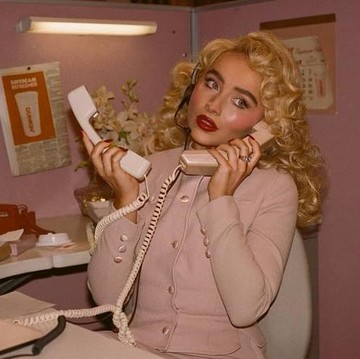 img-title Bikin Penampilan Cute dan Manis, Yuk Coba Tren Strawberry Jelly Lips ala Sabrina Carpenter!