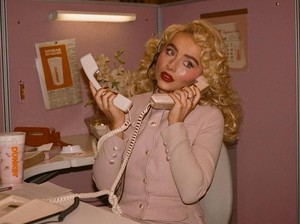 Bikin Penampilan Cute dan Manis, Yuk Coba Tren Strawberry Jelly Lips ala Sabrina Carpenter!