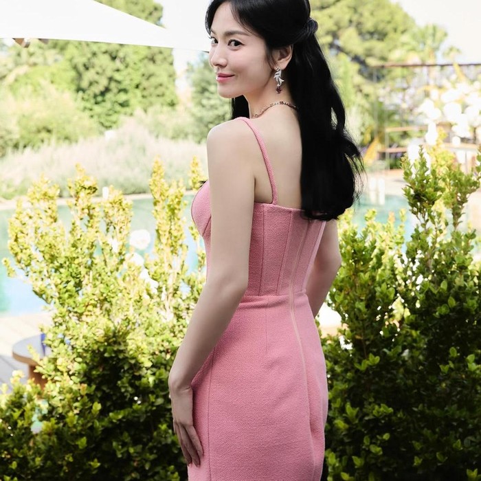 Song Hye Kyo dalam balutan gaun berwarna pink