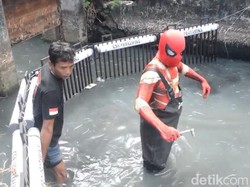 Spiderman Ikut Bersihkan Kanal di Pasar Parepare, Diserbu Bocah Minta Foto
