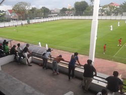 PSM Makassar Gelar Latihan Perdana di Stadion Kalegowa, Suporter Antusias
