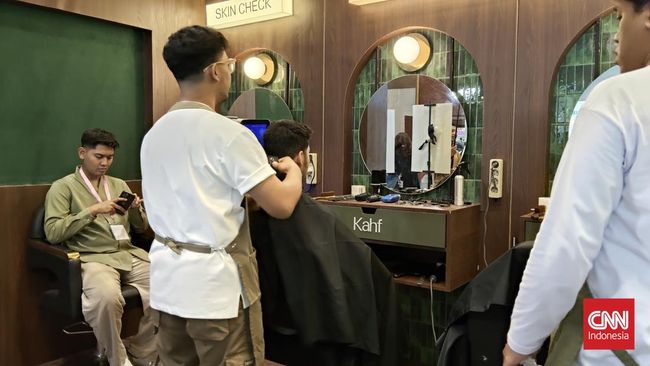 Siapa bilang cuma wanita yang dimanjakan di gelaran Jakarta X Beauty 2025? Pria juga kok!