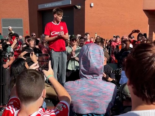 VIDEO: Anfield Berkabung, Nyanyian You'll Never Walk Alone untuk Jota