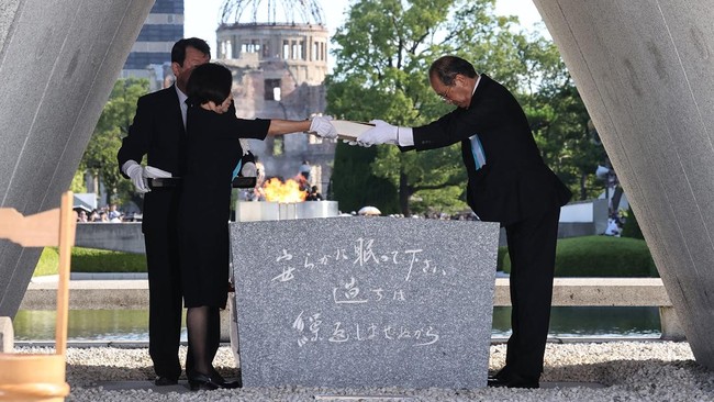Wali Kota Hiroshima, Kazumi Matsui, menantang Presiden Amerika Serikat Donald Trump ke kotanya di Jepang.