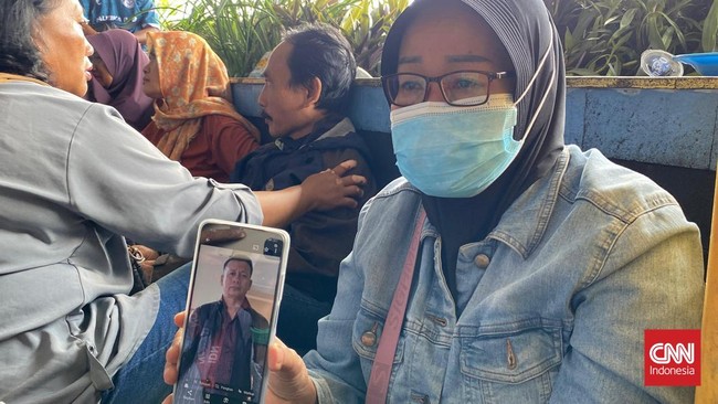 Warga Malaysia, Fauzi Bin Awam, diduga jadi korban KMP Tunu Pratama Jaya yang tenggelam di Selat Bali. Namun, namanya tak terdata di manifes penumpang.
