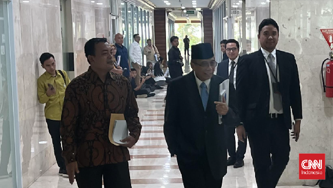 Dipilih Prabowo Jadi Dubes AS, Indroyono Soesilo Bagi-bagi CV Calon duta besar (dubes) Indonesia untuk Amerika Serikat (AS) Dwisuryo Indroyono Soesilo bagi-bagi riwayat hidup atau curriculum vitae (CV) ke wartawan.