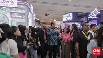 FOTO: Antusias Pengunjung Ketemu CT-Putri Tanjung di Jakarta x Beauty